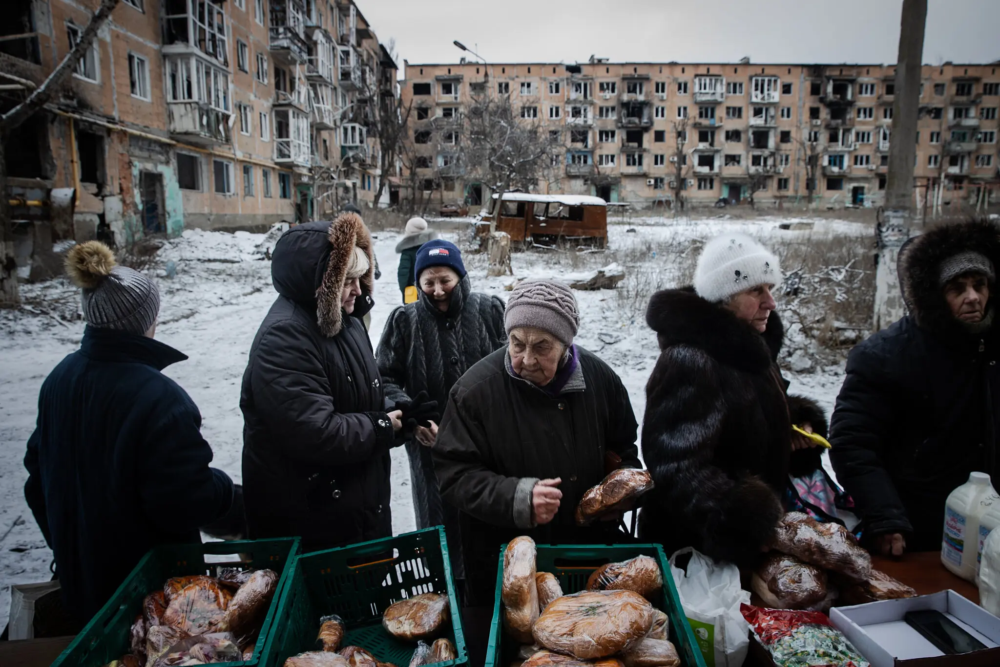 Люди, які живуть у Вугледарі, покладаються на випадкову допомогу, яку волонтери доставляють із значним ризиком, щоб пережити зиму.
